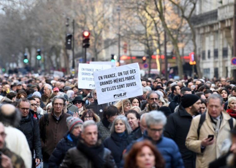 Manifestation du 28 mars 2018 à Paris en hommage à Mireille Knoll, tuée le 23 mars à Paris à l’âge de 85 ans (ALAIN JOCARD/AFP)