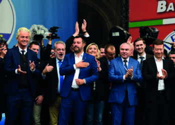 De gauche à droite : Geert Wilders (parti de la Liberté néerlandais), Matteo Salvini (la
Ligue en Italie), Jörg Meuthen (AfD en Allemagne), Marine Le Pen (Rassemblement
national, France), Vaselin Marehki (parti bulgare « Volya ») ; Jaak Madison (parti
conservateur estonien), et Tomio Okamura (parti tchèque Liberté et démocratie directe)
participent à un rassemblement, organisé par Matteo Salvini, avec d’autres partis
nationalistes européens, en vue des élections pour le Parlement européen, à Milan, le
18 mai 2019 (Photo de Miguel MEDINA / AFP)