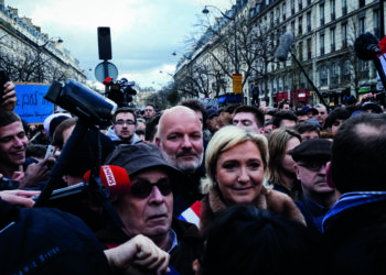 Marine Le Pen veut convaincre que le RN soutient les juifs. Le 28 mars 2018, elle a participé à la marche blanche organisée en hommage à Mireille Knoll, rescapée de la Shoah assassinée à l’âge de 85 ans. (Denis Meyer/Hans Lucas/AFP)