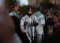 Rima Hassan, place de la République Paris), 8 octobre 2025 (Photo Judith Crico / Hans Lucas via AFP)