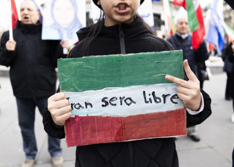 Enfant dans un rassemblement en soutien au peuple iranien au lendemain de la mort du Guide suprême, place de la République (Paris), 1er mars 2026 (© Quentin de Groeve / Hans Lucas / Hans Lucas via AFP)