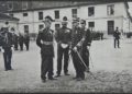 Alfred Dreyfus (ici avec le général Gillain et le commandant Targe) dans la petite cour des jardins de l’École militaire, le 21 juillet 1906. Ce jour-là, Dreyfus, réintégré dans l’armée, est décoré de la Légion d’honneur (Photographie de Charles Chusseau-Flaviens éditée en carte postale).
