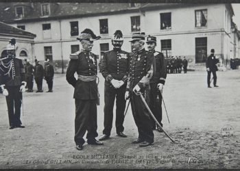 Alfred Dreyfus (ici avec le général Gillain et le commandant Targe) dans la petite cour des jardins de l’École militaire, le 21 juillet 1906. Ce jour-là, Dreyfus, réintégré dans l’armée, est décoré de la Légion d’honneur (Photographie de Charles Chusseau-Flaviens éditée en carte postale).