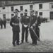 Alfred Dreyfus (ici avec le général Gillain et le commandant Targe) dans la petite cour des jardins de l’École militaire, le 21 juillet 1906. Ce jour-là, Dreyfus, réintégré dans l’armée, est décoré de la Légion d’honneur (Photographie de Charles Chusseau-Flaviens éditée en carte postale).