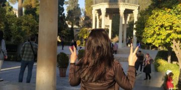 Jaleh K. devant le mausolée du poète persan Hafez (né vers 1325) à Chiraz, en Iran, en décembre 2022. (DR)