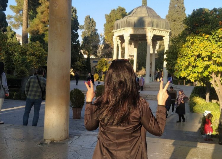 Jaleh K. devant le mausolée du poète persan Hafez (né vers 1325) à Chiraz, en Iran, en décembre 2022. (DR)