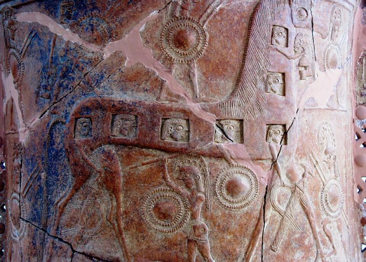 Cheval contenant des guerriers, vase de Mykonos, 675 avant J.C. (Wikipédia)