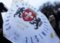 Drapeau monarchiste du cercle d’action légitimiste de Lille à Paris le 19 janvier 2025, lors d’une manifestation du collectif Marche pour la vie, contre l’interruption volontaire de grossesse, à l’occasion du cinquantième anniversaire de la loi Veil sur l’IVG (Daniel Perron / Hans Lucas / Hans Lucas via AFP)