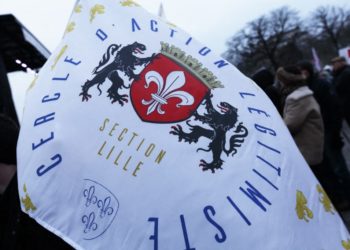 Drapeau monarchiste du cercle d’action légitimiste de Lille à Paris le 19 janvier 2025, lors d’une manifestation du collectif Marche pour la vie, contre l’interruption volontaire de grossesse, à l’occasion du cinquantième anniversaire de la loi Veil sur l’IVG (Daniel Perron / Hans Lucas / Hans Lucas via AFP)