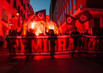 Des sympathisants de la Phalange défilent dans le centre de Madrid (Espagne), le 8 mai 2026, lors d’une manifestation autorisée en faveur de politiques de « remigration » (photo de Francesco Militello Mirto / NurPhoto via AFP)