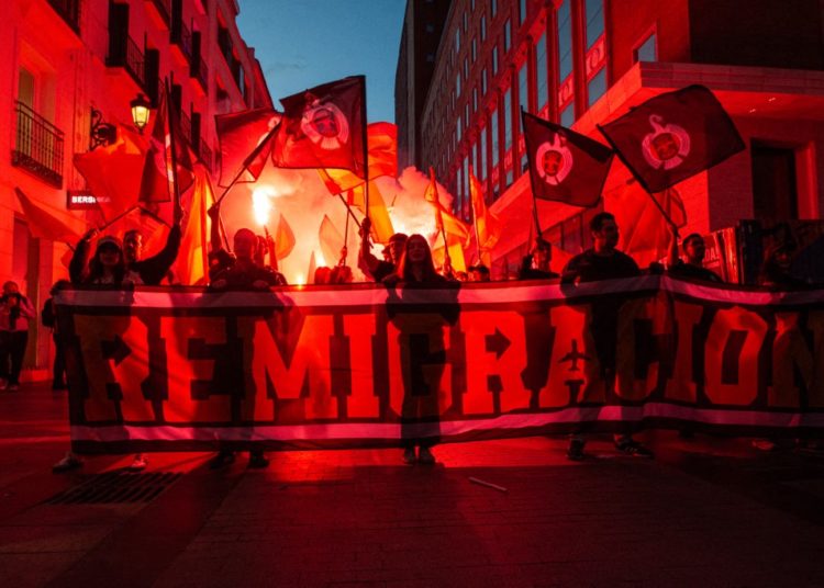Des sympathisants de la Phalange défilent dans le centre de Madrid (Espagne), le 8 mai 2026, lors d’une manifestation autorisée en faveur de politiques de « remigration » (photo de Francesco Militello Mirto / NurPhoto via AFP)