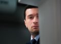 Jordan Bardella lors d'une conférence de presse au siège du RN à Paris, le 6 octobre 2026 (photo Hans Lucas / AFP)