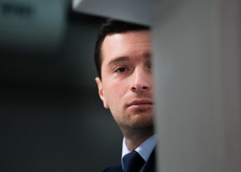 Jordan Bardella lors d'une conférence de presse au siège du RN à Paris, le 6 octobre 2026 (photo Hans Lucas / AFP)