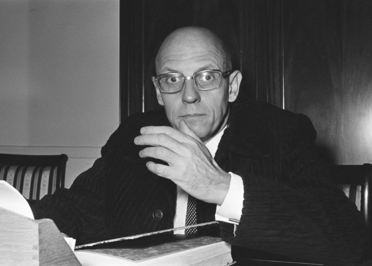 Michel Foucault dans son bureau du Collège de France, Paris, 1970 (©akg-images / Jacques Violet)