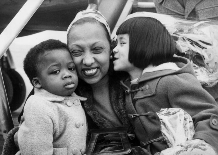 Josephine Baker et deux de ses enfants à l'aéroport de Maracaibo (Venezuela), 18 avril 1959 (© AGIP / Bridgeman Images)