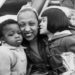 Josephine Baker et deux de ses enfants à l'aéroport de Maracaibo (Venezuela), 18 avril 1959 (© AGIP / Bridgeman Images)