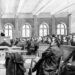 Cours au College de France (Paris) : le public ecoute une conference, gravure, vers 1900 (© Tallandier / Bridgeman Images)
