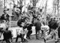 Des hooligans envahissant un stade de football à Leipzig, le 14 avril 1990, 
avant un match de la Coupe de la RDA (FDGB-Pokal) entre le 1. FC Lokomotive Leipzig et le Dynamo Schwerin (source : Bundesarchiv, Bild 183-1990-0414-009 - ADN-Zentralbild)