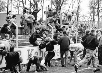 Des hooligans envahissant un stade de football à Leipzig, le 14 avril 1990,
avant un match de la Coupe de la RDA (FDGB-Pokal) entre le 1. FC Lokomotive Leipzig et le Dynamo Schwerin (source : Bundesarchiv, Bild 183-1990-0414-009 - ADN-Zentralbild)