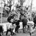 Des hooligans envahissant un stade de football à Leipzig, le 14 avril 1990,
avant un match de la Coupe de la RDA (FDGB-Pokal) entre le 1. FC Lokomotive Leipzig et le Dynamo Schwerin (source : Bundesarchiv, Bild 183-1990-0414-009 - ADN-Zentralbild)