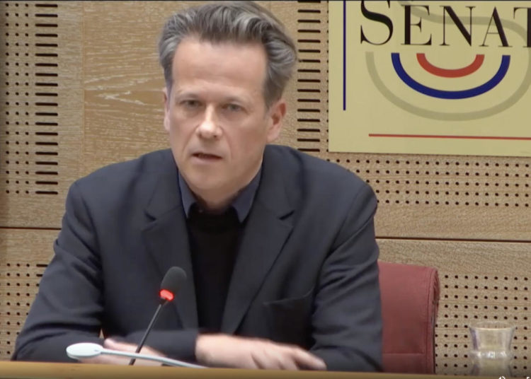 Emmanuel Debono, historien et rédacteur en chef du DDV, lors de son intervention à la table rondre « Enseigner, informer, surveiller : quelles armes pour lutter contre l’antisémitisme ? » dans le cadre du colloque « L’antisémitisme en France : constater et combattre » organisé au Palais du Luxembourg le 24 avril par le sénateur EELV Guy Benarroche et la présidente du conseil fédéral EELV Nadine Herrati. (Capture de la vidéo en ligne sur le site guy-benarroche.fr)