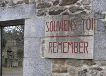 Plaque commémorative, Oradour-sur-Glane (DR)