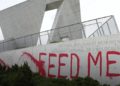 Le Monument national de l’Holocauste, à Ottawa (Canada), vandalisé en juin 2025. « Feed me » est inscrit ici en référence à la situation alimentaire à Gaza (DR)