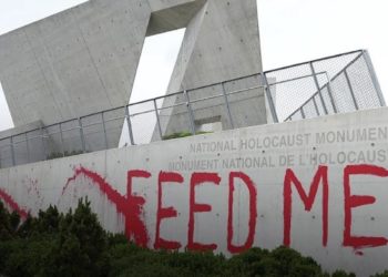 Le Monument national de l’Holocauste, à Ottawa (Canada), vandalisé en juin 2025. « Feed me » est inscrit ici en référence à la situation alimentaire à Gaza (DR)