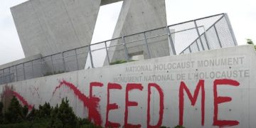 Le Monument national de l’Holocauste, à Ottawa (Canada), vandalisé en juin 2025. « Feed me » est inscrit ici en référence à la situation alimentaire à Gaza (DR)