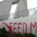 Le Monument national de l’Holocauste, à Ottawa (Canada), vandalisé en juin 2025. « Feed me » est inscrit ici en référence à la situation alimentaire à Gaza (DR)
