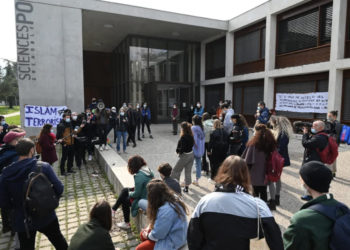 L’accusation d’« islamophobie » de deux enseignants de l’IEP de Grenoble et l’affichage de leurs noms sur les murs de l’établissement ont eu lieu seulement six mois après l’assassinat de Samuel Paty (© Philippe Desmazes / AFP)