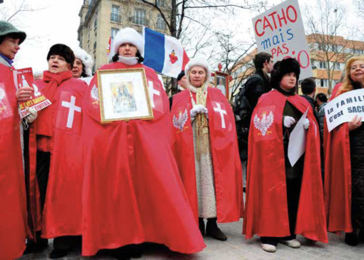 Des représentants de l'Institut Civitas, association catholique intégriste, brandissant croix et bannières lors d'une manifestation contre le mariage pour tous, le 13 janvier 2013. (Alfred/Sipa)