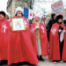 Des représentants de l'Institut Civitas, association catholique intégriste, brandissant croix et bannières lors d'une manifestation contre le mariage pour tous, le 13 janvier 2013. (Alfred/Sipa)