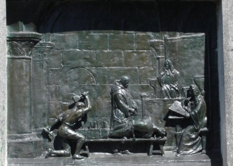 Abbeville, monument au chevalier de La Barre, bas-relief en bronze de Raoul Delhomme, 1907 (Wikipedia)