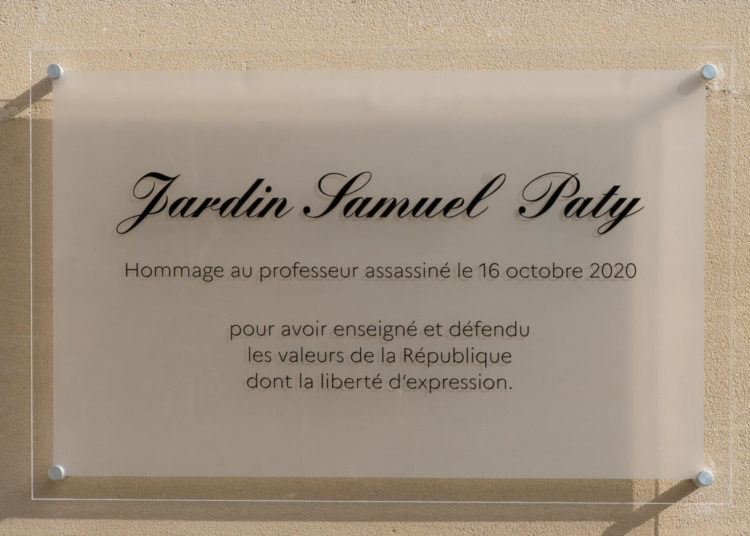 Le 15 octobre 2021 avait été dévoilée une plaque, apposée sur un mur extérieur du jardin du rectorat de l'académie de Reims qui porte désormais le nom du professeur assassiné. (Académie de Reims)