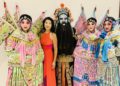 Zhang Zhang avec les artistes de
l’Opéra de Pékin à l’exposition culturelle
internationale de la Route de la Soie,
Dunhuang, 2019 (crédit : ZZ)
