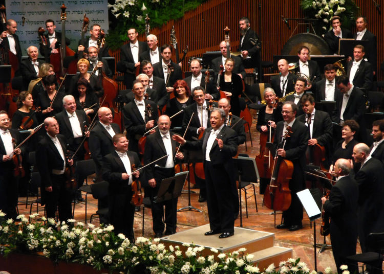 L'orchestre philharmonique d’Israël, photographié lors de son 70e anniversaire, 24 decembre 2006
© Yeugene / Wikimedia Commons
