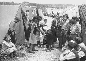 Camps d'immigration et de transit, "ma'abarot". Ces camps, établis en Israël accueillirent dans les années 1950 jusqu'à 250 000 réfugiés juifs, en provenance des pays arabes (Jewish Agency for Israel, 1950)