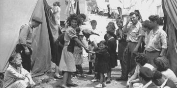 Camps d'immigration et de transit, "ma'abarot". Ces camps, établis en Israël accueillirent dans les années 1950 jusqu'à 250 000 réfugiés juifs, en provenance des pays arabes (Jewish Agency for Israel, 1950)