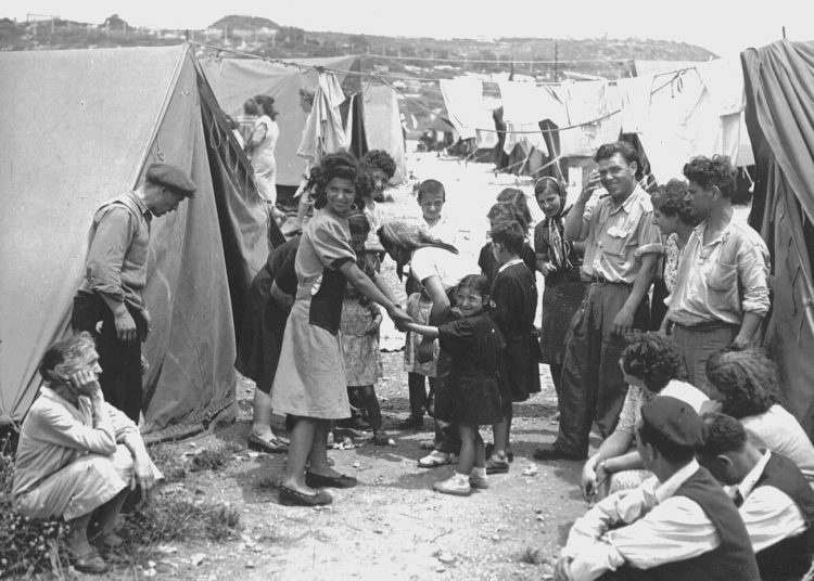 Camps d'immigration et de transit, "ma'abarot". Ces camps, établis en Israël accueillirent dans les années 1950 jusqu'à 250 000 réfugiés juifs, en provenance des pays arabes (Jewish Agency for Israel, 1950)