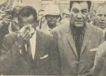 « James Meredith entrant à l’Université d’Oxford (Mississippi), pleure. Ses nerfs ont lâché. On lui a crié : ‘Sale nègre, tu veux étudier avec tes mains sanglantes !’ » (photo et légende parues dans Le Droit de Vivre, novembre 1962.