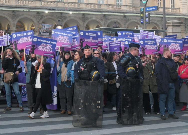 Vue du cortège sous escorte policière (photo : Ornella Guyet)