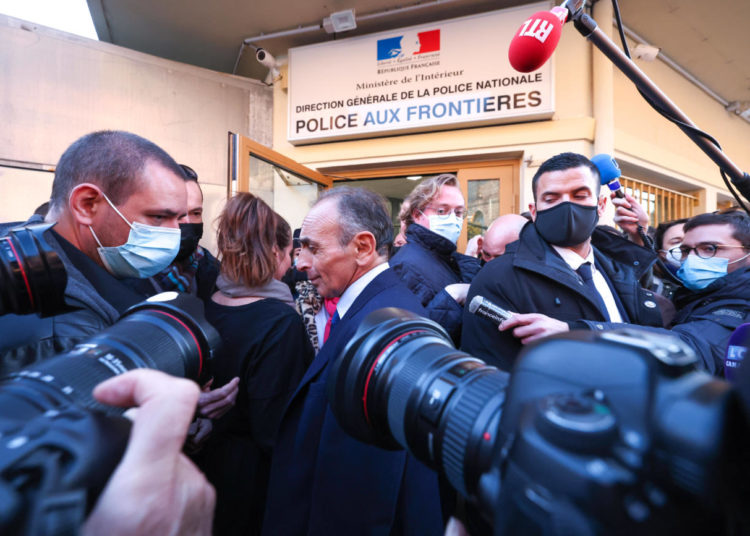 Éric Zemmour en visite au poste frontière franco-italien Saint-Louis, à Menton, dans les Alpes-Maritimes, le 21 janvier 2022 (SYSPEO/SIPA)