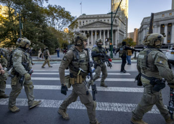 Des membres des forces de l'ordre mènent une descente contre des vendeurs de rue à l'heure de pointe à New York (Photo de Michael Nigro/Pacific Press/Sipa)