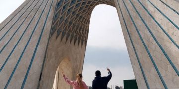 De jeunes iraniennes défient le régime théocratique en ôtant leur voile islamique. Ici, en novembre, au pied de la tour de la Liberté, à Téhéran. (DR)