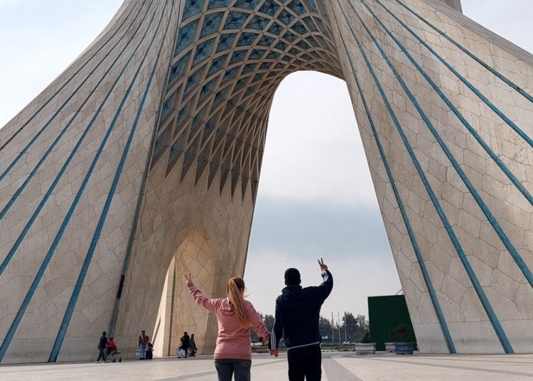 De jeunes iraniennes défient le régime théocratique en ôtant leur voile islamique. Ici, en novembre, au pied de la tour de la Liberté, à Téhéran. (DR)