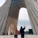 De jeunes iraniennes défient le régime théocratique en ôtant leur voile islamique. Ici, en novembre, au pied de la tour de la Liberté, à Téhéran. (DR)
