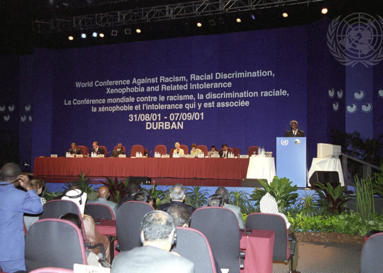 31 août 2001, le secrétaire général de l’ONU Kofi Annam (à droite) prend la parole à l’ouverture de la conférence mondiale contre le racisme, à Durban (© UN Photo/Evan Schneider)