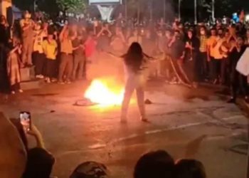 Des jeunes dansent autour du feu et brûlent des foulards à Sari, en Iran. Le feu est, par excellence, le symbole de la purification dans la philosophie persane.