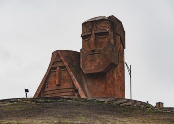 Nous sommes nos montagnes, sculpture monumentale à Stepanakert, capitale de la République d’Artsakh. (Ani Adigyozalyan/Unsplash)